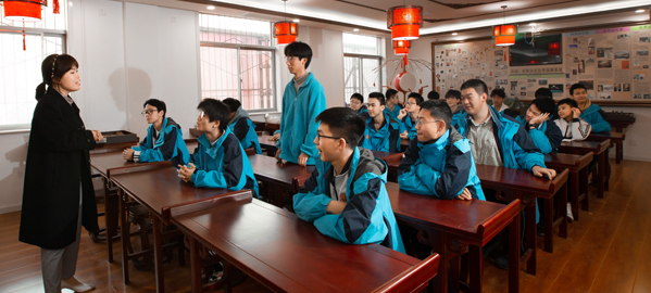 三原 分类教学，因材施教，采取“一类一方案、一人一目标”的教学方法