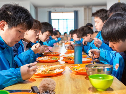 三原学生用餐
